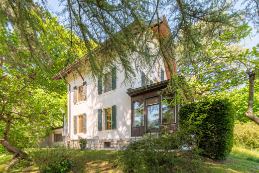 außenansicht mit property visible, stuckverkleidung, und day time