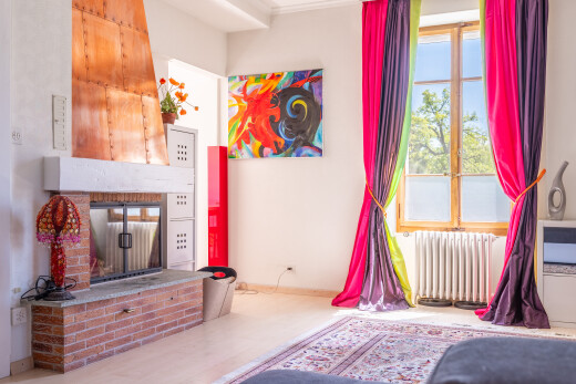 zimmer / schlafzimmer mit kühler, inside property, gipskartonwand, drywall, und kamin