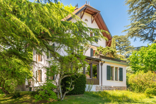 außenansicht mit property visible und day time