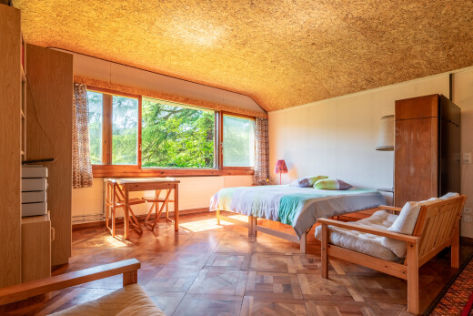 zimmer / schlafzimmer mit parquet floor, gipskartonwand, drywall, natürliches licht, und natural light