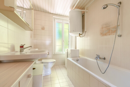 bad mit fliesenwand, tile wall, natürliches licht, natural light, und bad