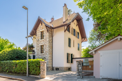 außenansicht mit property visible, stuckverkleidung, day time, steinverkleidung, und schornstein