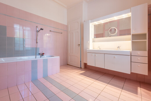 bad mit tile tub, kronenstuck, crown molding, komplettes badezimmer, und spiegel