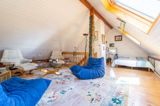 zimmer / schlafzimmer mit zusätzliches zimmer, dachfenster, holzfußboden, wood finish floor, und dachschräge