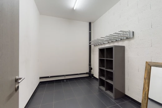 chambre vide avec carrelage
