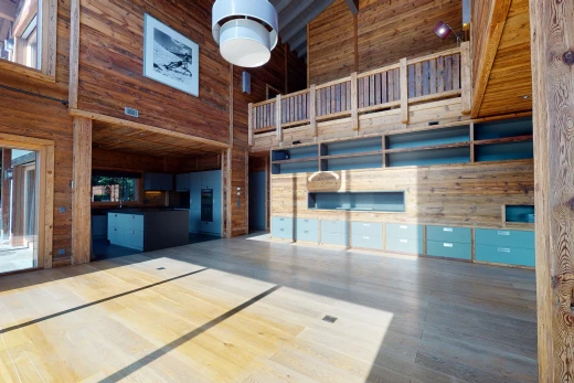 lobby avec haut plafond