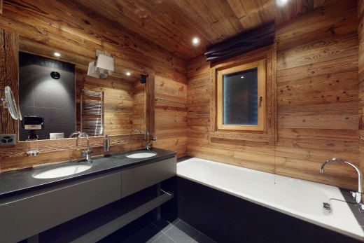 salle de bains avec miroir, meuble-lavabo, baignoire, et double vasque