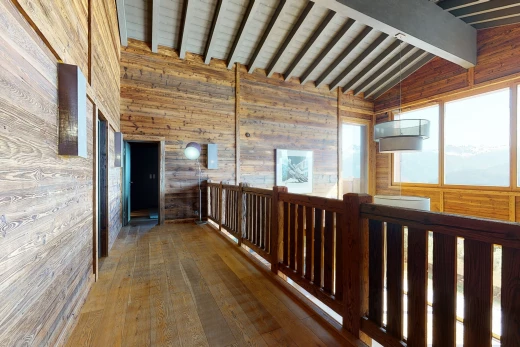 couloir avec plafond voûté, parquet, lumière naturelle, et poutres apparentes