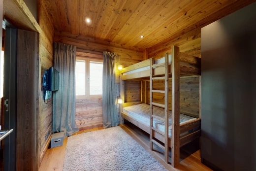 chambre à coucher avec parquet et lumière naturelle