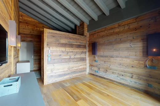 chambre vide avec plafond voûté, parquet, et poutres apparentes