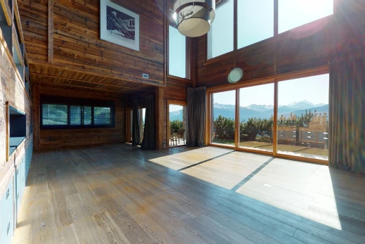 chambre vide avec lumière naturelle, haut plafond, et parquet