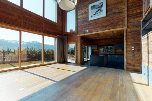 salon avec parquet et lumière naturelle