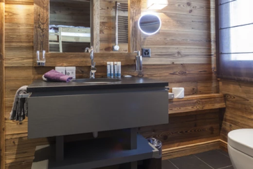 salle de bains avec carrelage, meuble-lavabo, vasque, et miroir