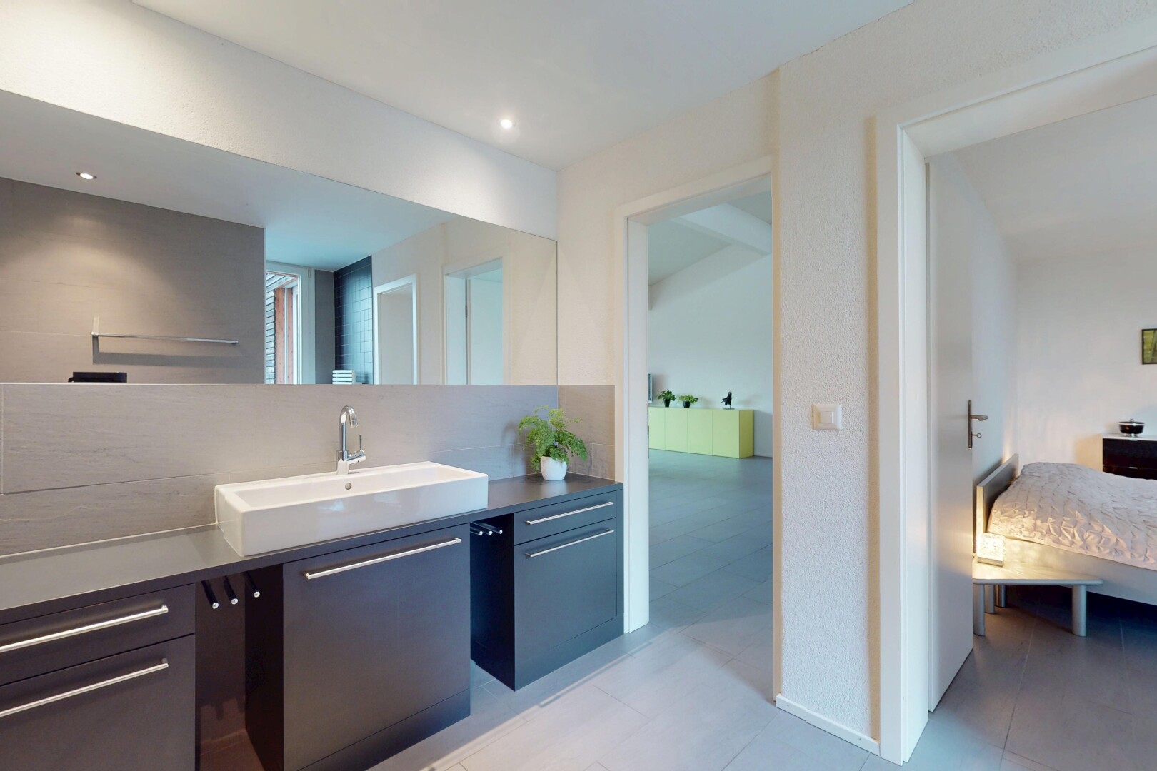 salle de bains avec miroir, meuble-lavabo, carrelage, et vasque