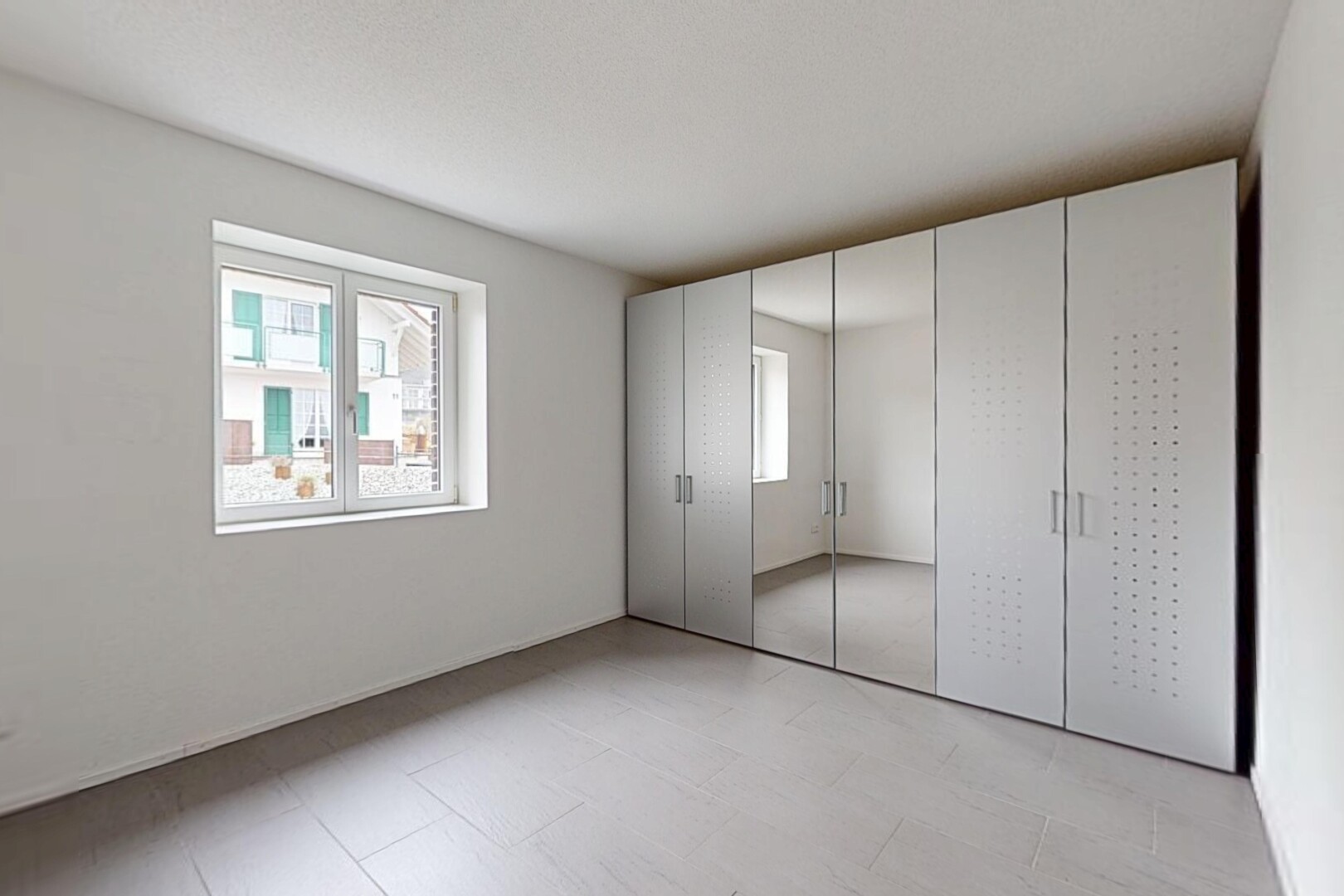 chambre avec placard et lumière naturelle