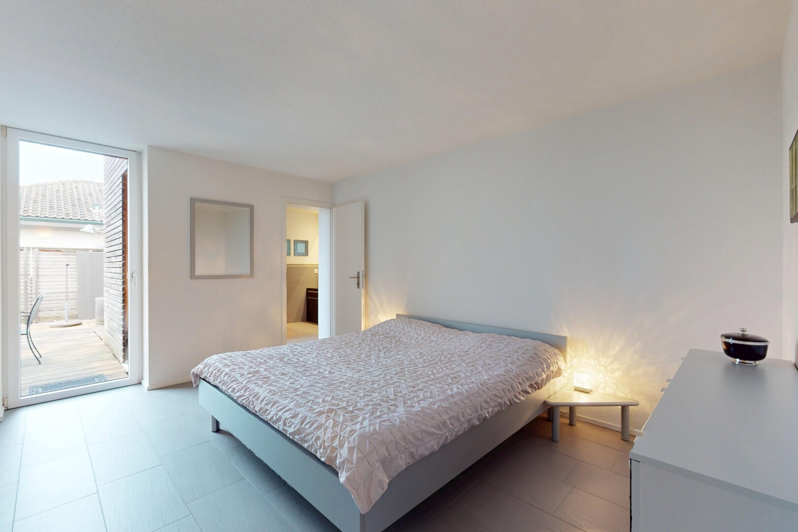 chambre avec accès à l'extérieur et lumière naturelle