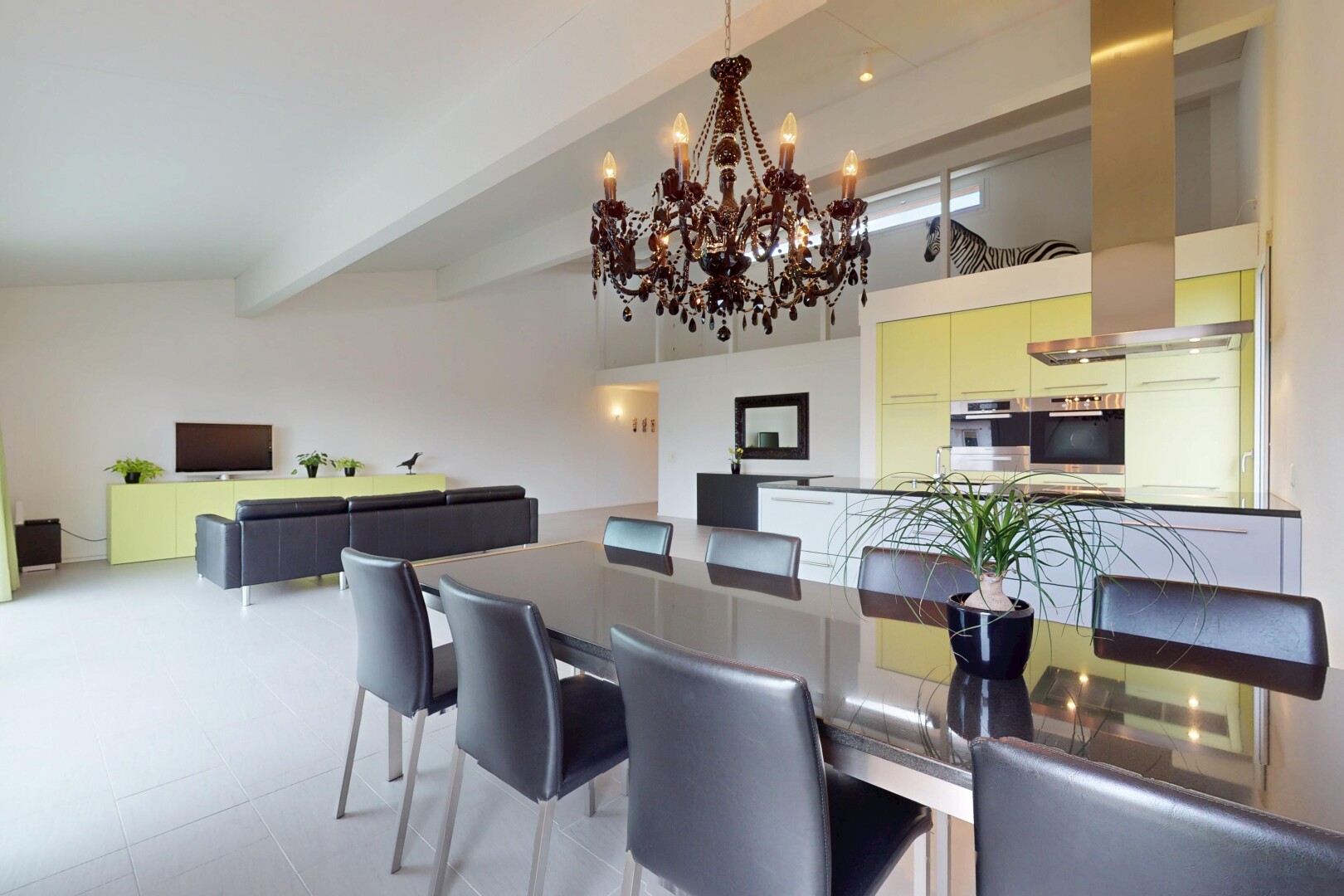 salle à manger avec télévision et poutres apparentes