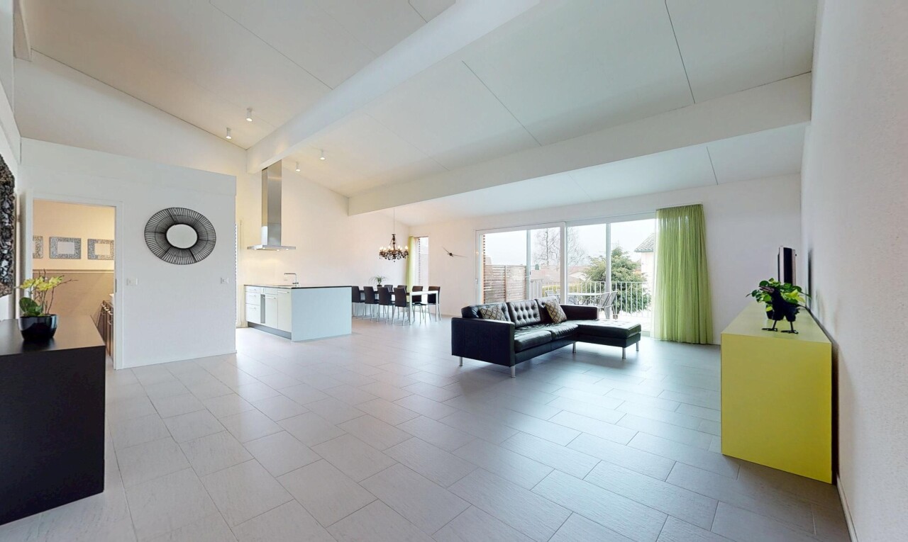 espace intérieur avec poutres apparentes, lustre, lumière naturelle, plafond voûté, et haut plafond