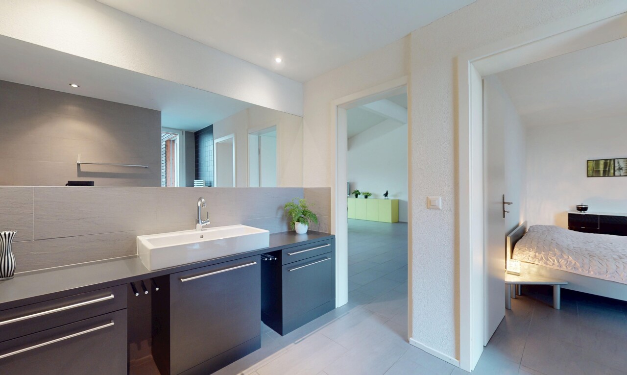salle de bains avec miroir, meuble-lavabo, carrelage, et vasque