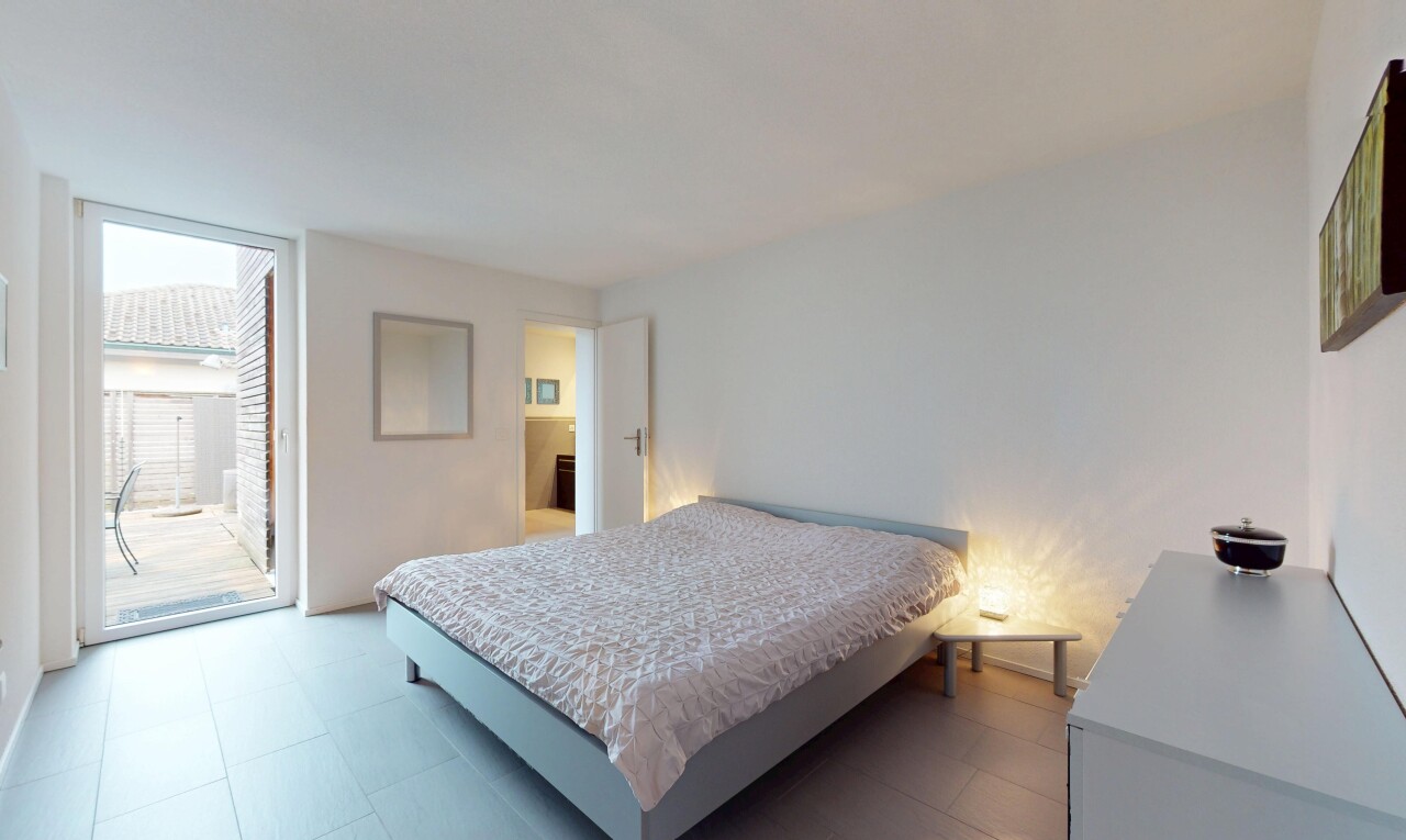 chambre avec accès à l'extérieur et lumière naturelle