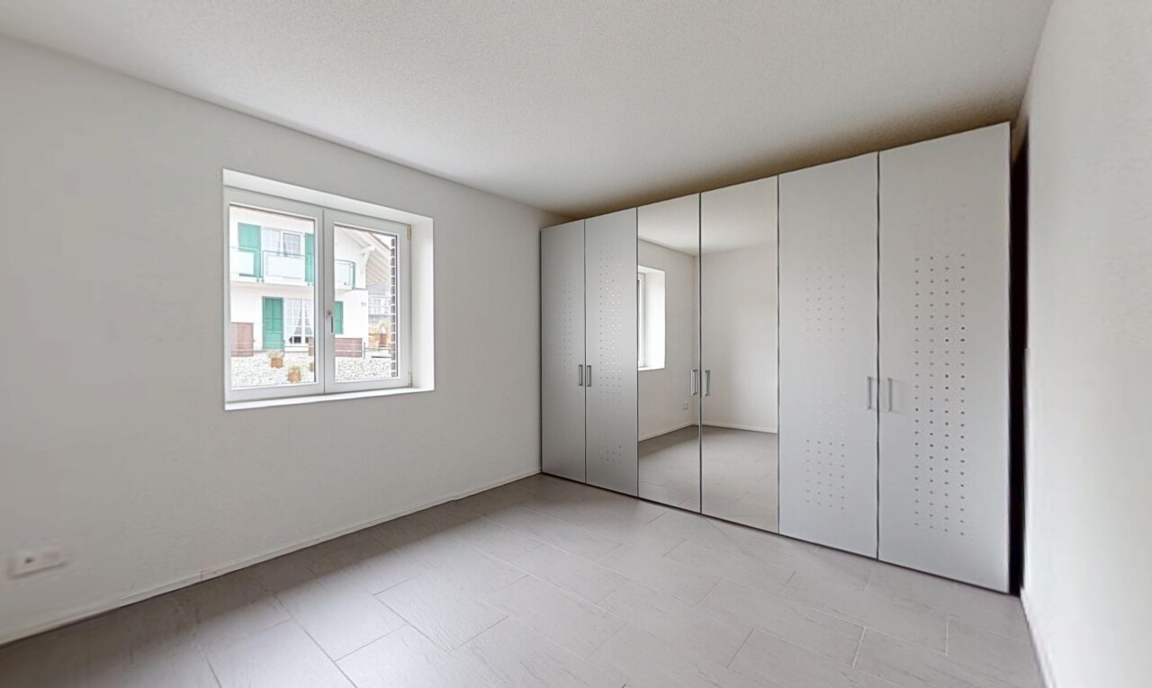 chambre avec placard et lumière naturelle