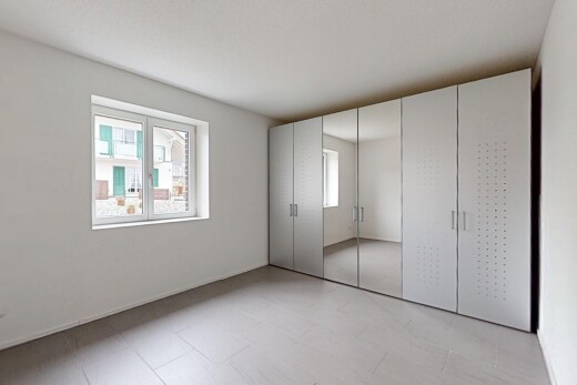 unfurnished room featuring a closet