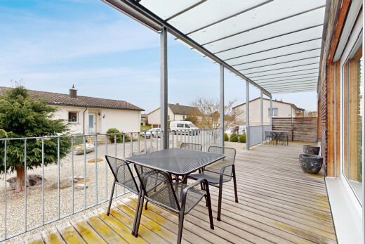 terrasse mit wohngebietblick und balkon