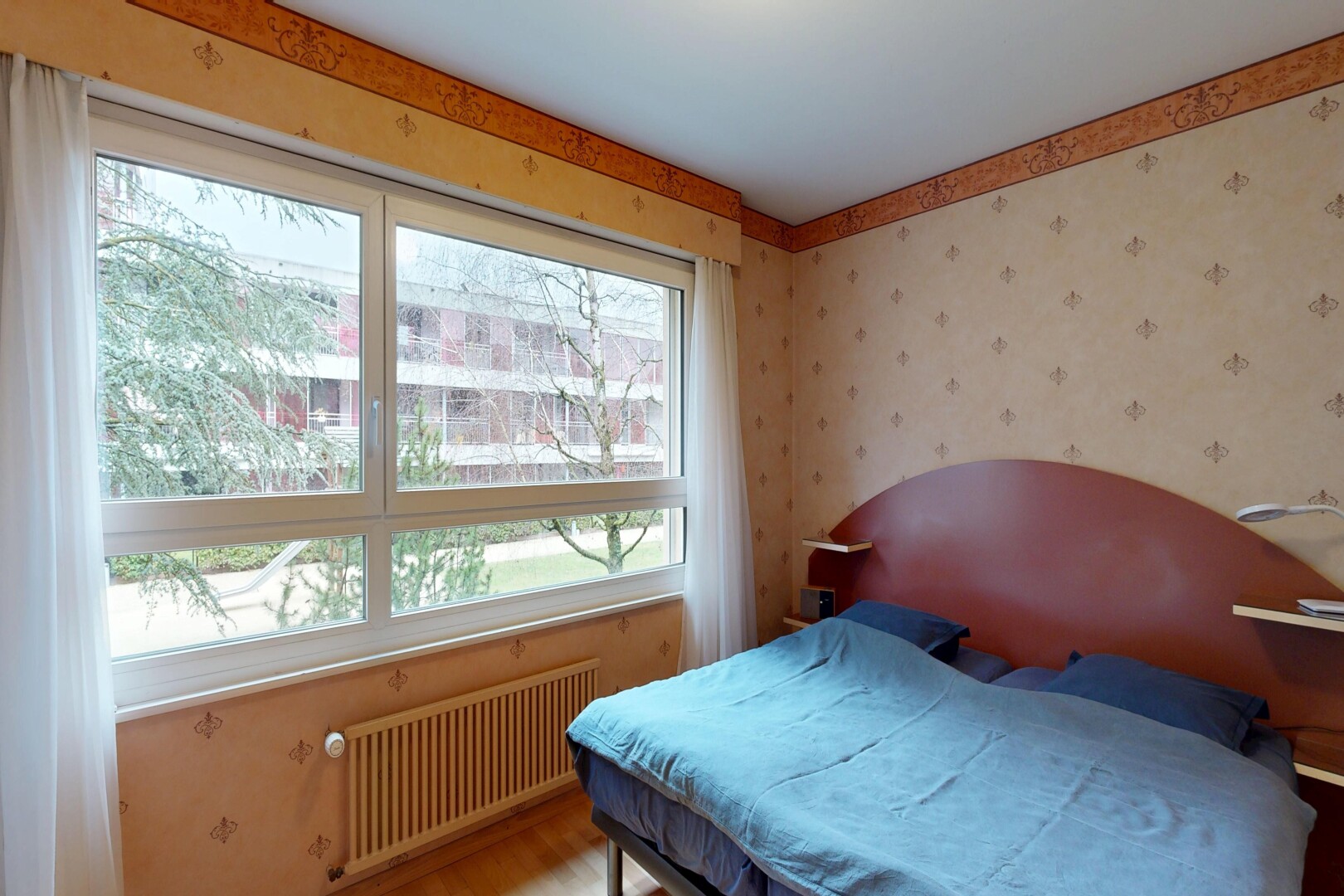 zimmer / schlafzimmer mit kühler, inside property, wallpaper wall, tapetenwand, und natural light