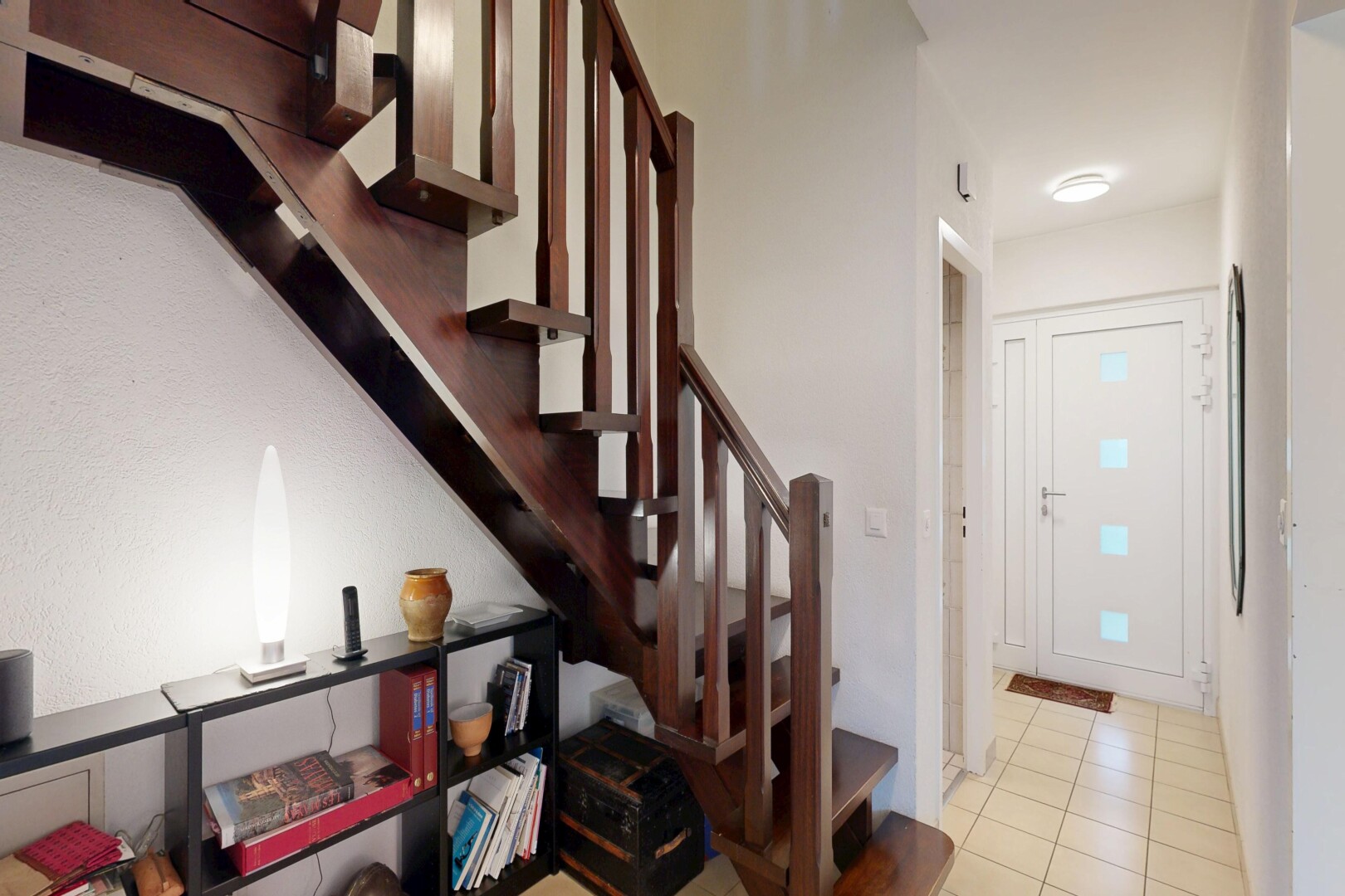 treppe mit inside property, treppen, drywall, gipskartonwand, und tile floor