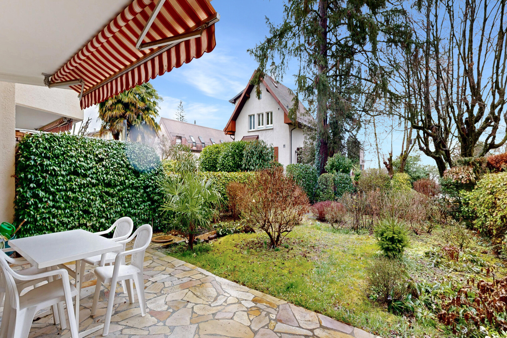 garten mit markise, from property, terrasse, essbereich im freien, und day time