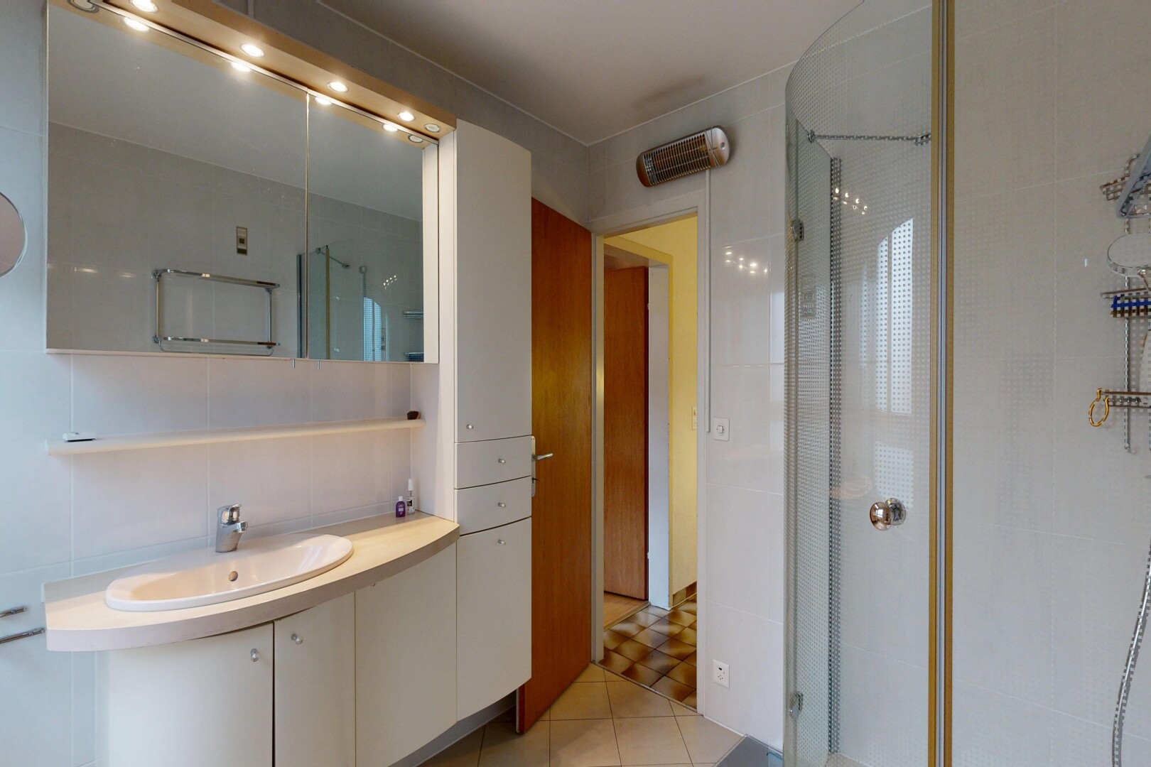 bad mit schminktisch, dusche, komplettes badezimmer, waschbecken, und inside property