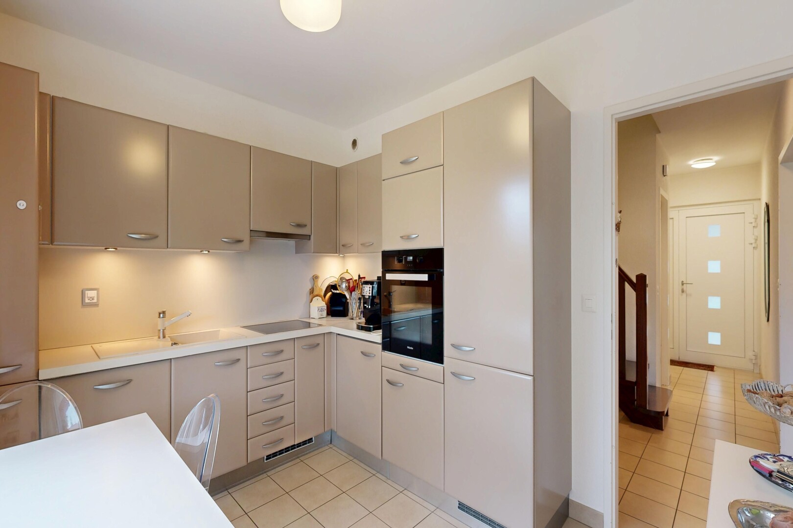 küche mit ofen, light floor, arbeitsplatten, light countertops, und inside property
