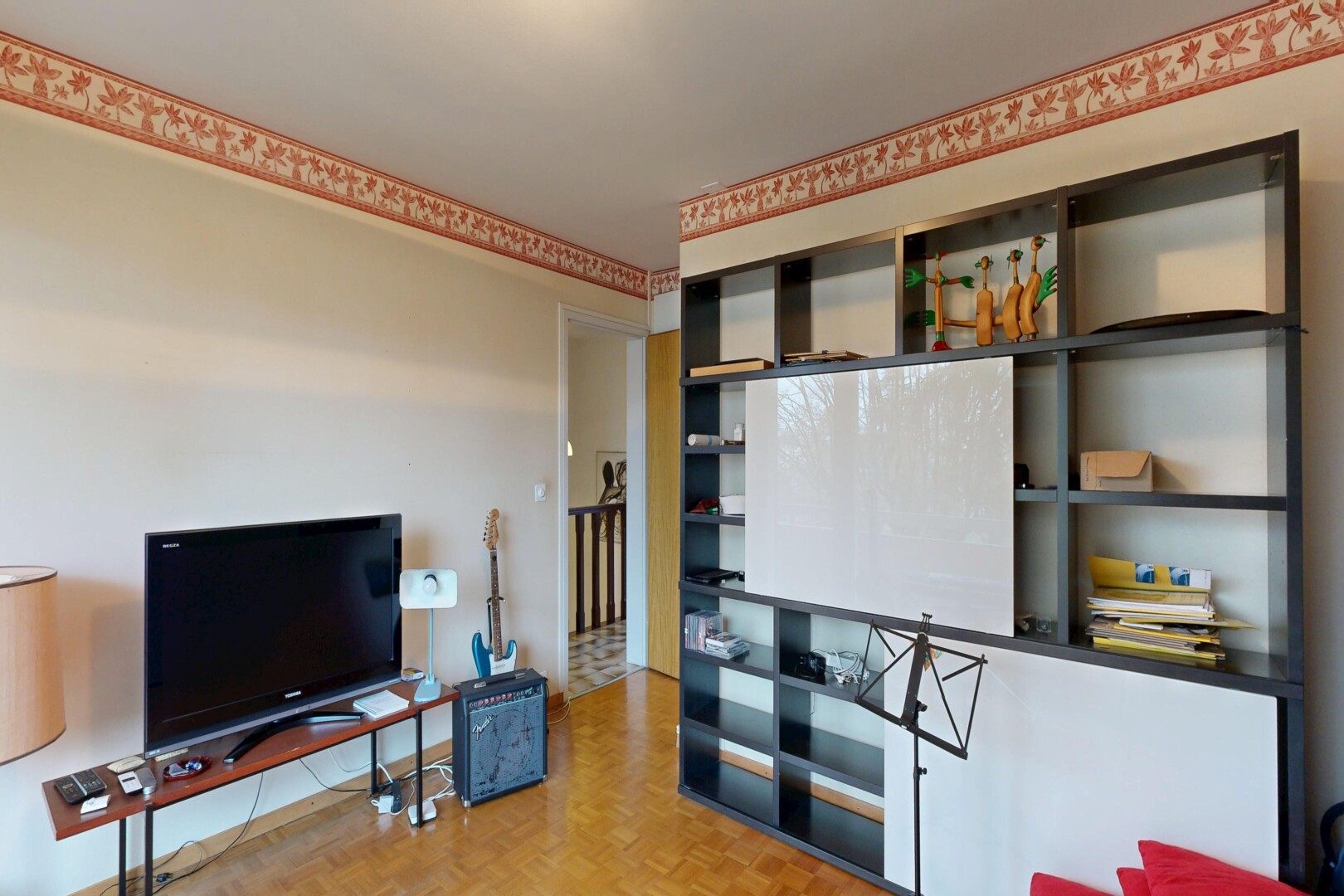 wohnzimmer mit parquet floor, gipskartonwand, drywall, fernseher, und inside property