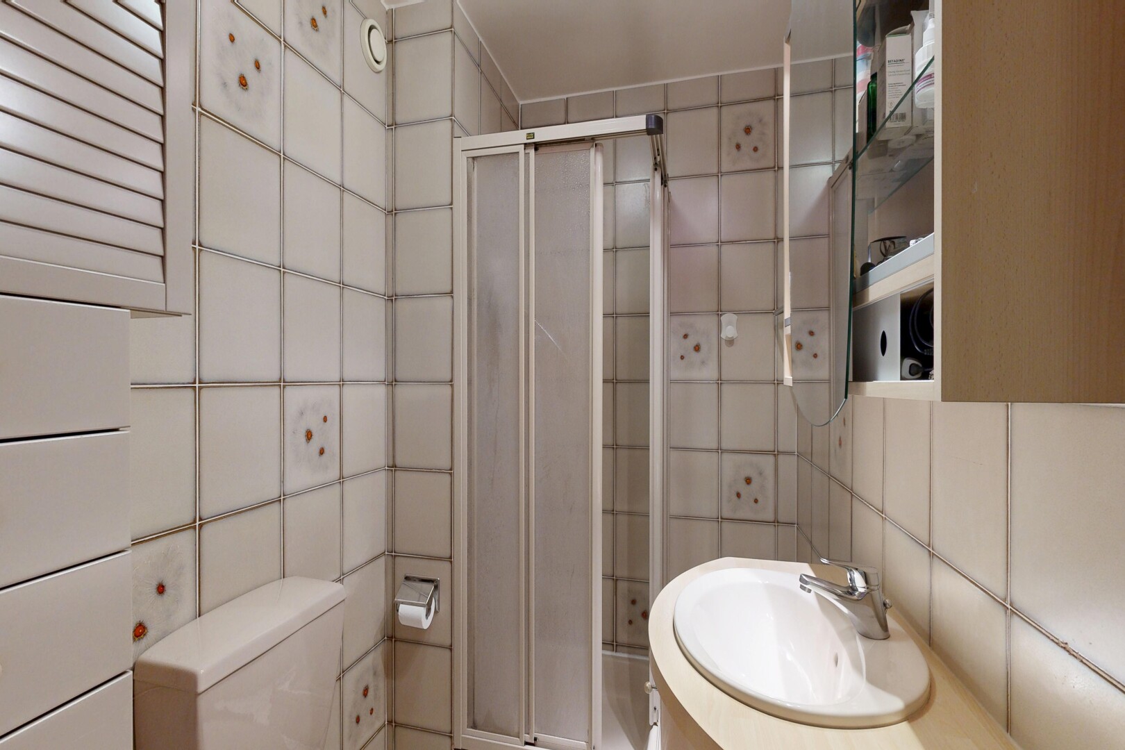 bad mit dusche, fliesenwand, tile wall, komplettes badezimmer, und inside property