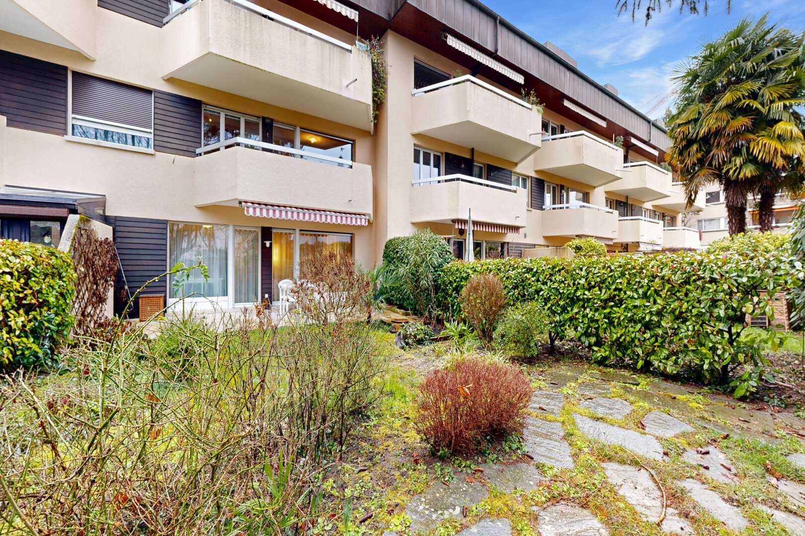 außenansicht mit blick auf wohnanlage, apartment complex view, from community, und day time