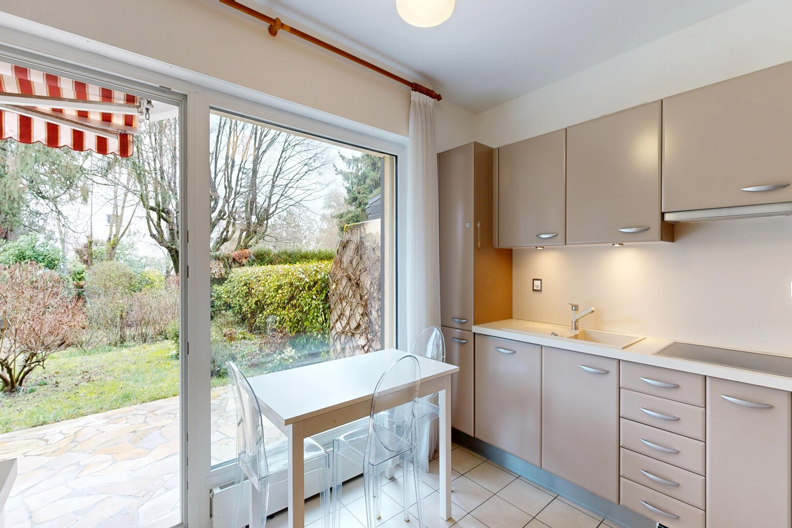 küche mit arbeitsplatten, light countertops, natürliches licht, natural light, und graue schränke