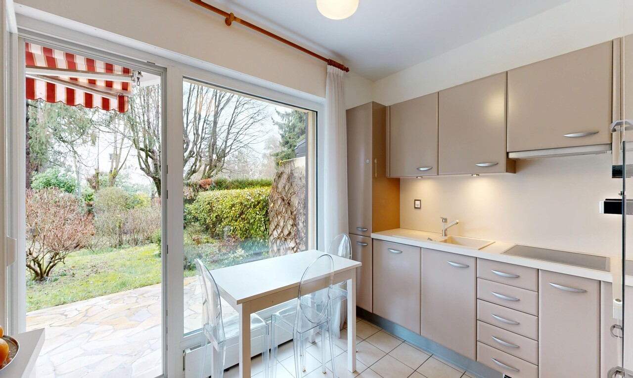 küche mit arbeitsplatten, light countertops, natürliches licht, natural light, und graue schränke