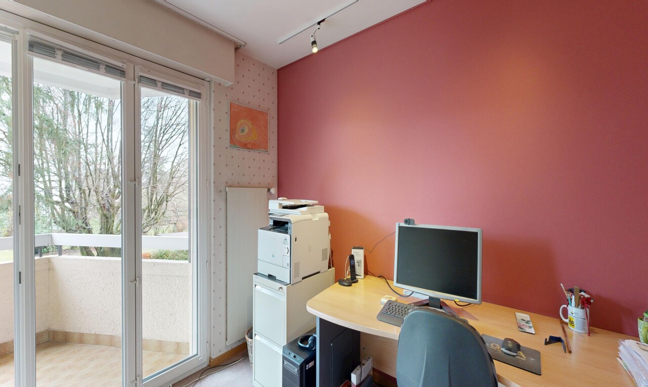 büro mit fernseher, inside property, bürobereich, natürliches licht, und natural light