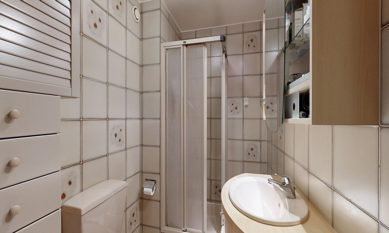 bad mit dusche, fliesenwand, tile wall, komplettes badezimmer, und inside property