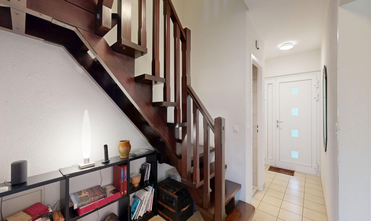 treppe mit inside property, treppen, drywall, gipskartonwand, und tile floor