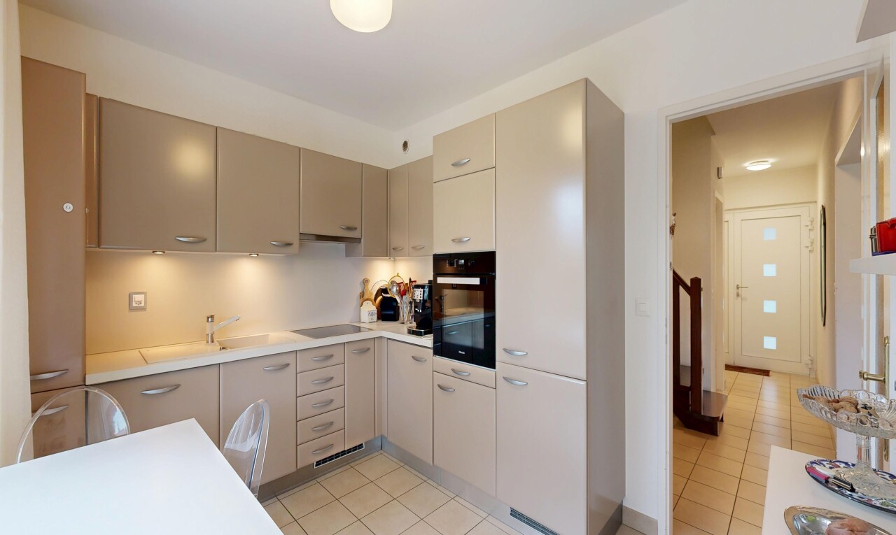 küche mit ofen, light floor, arbeitsplatten, light countertops, und inside property