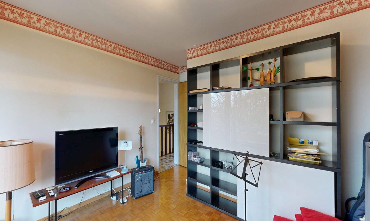 wohnzimmer mit parquet floor, gipskartonwand, drywall, fernseher, und inside property