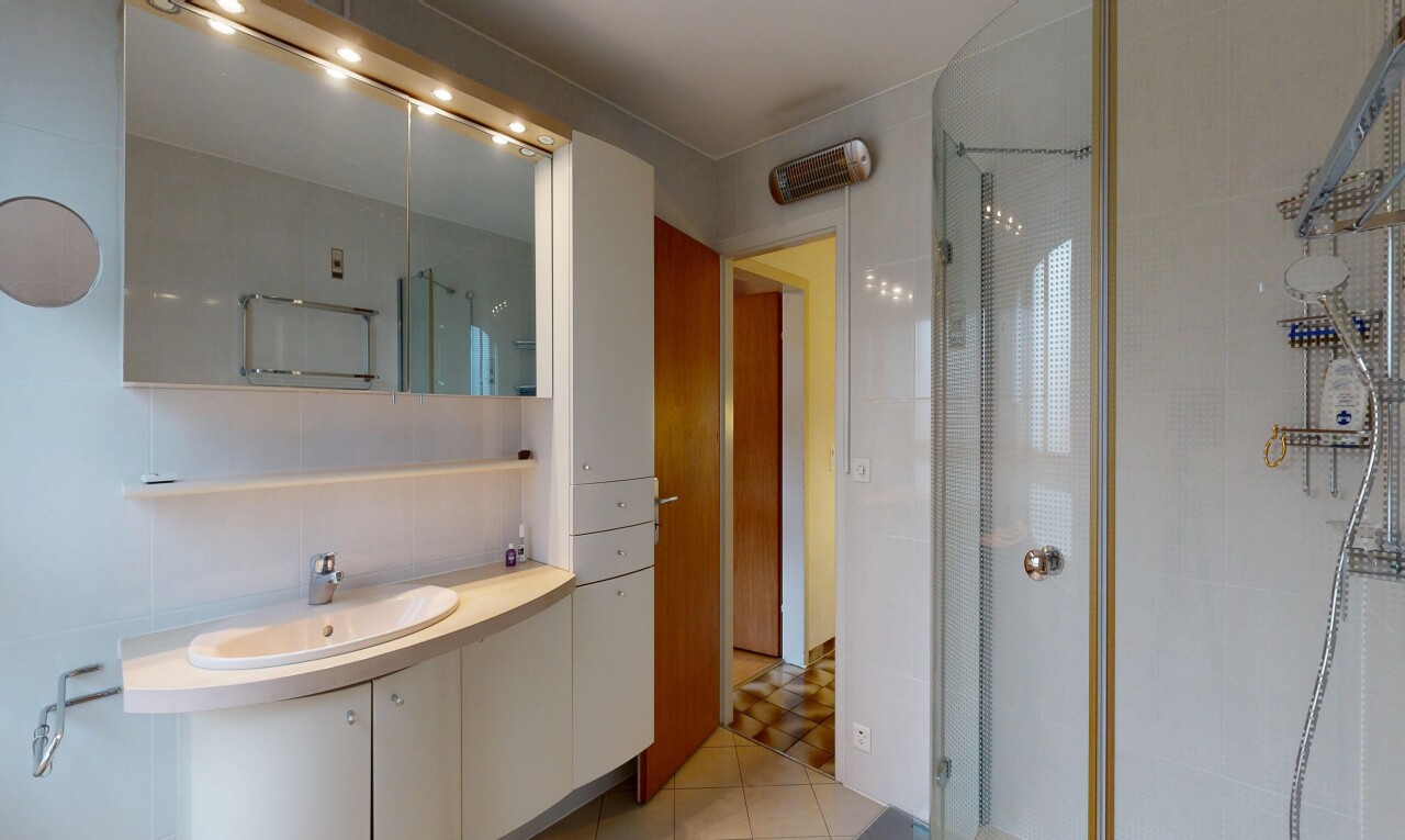 bad mit schminktisch, dusche, komplettes badezimmer, waschbecken, und inside property