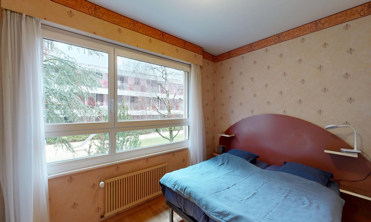 zimmer / schlafzimmer mit kühler, inside property, wallpaper wall, tapetenwand, und natural light