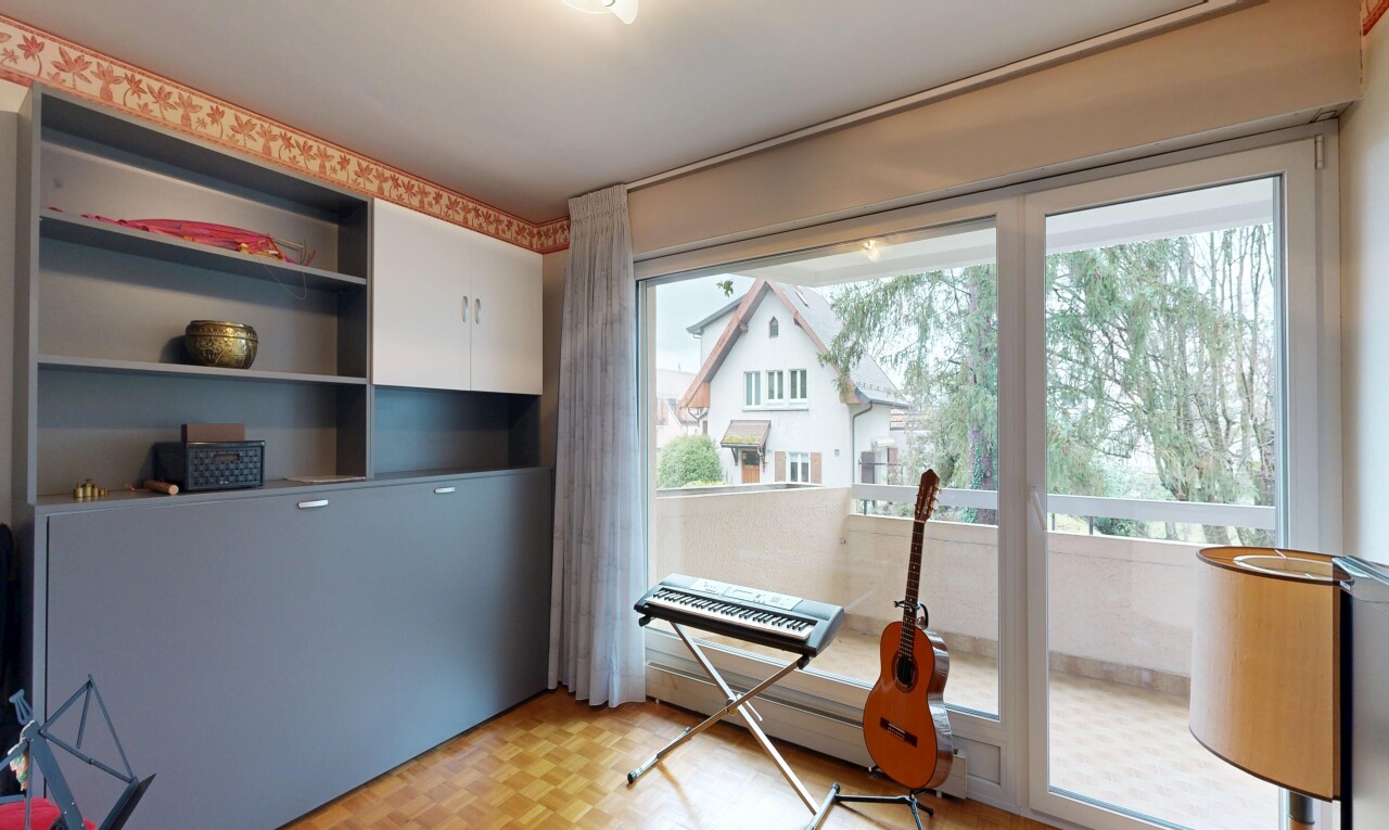 büro mit parquet floor, natürliches licht, natural light, holzfußboden, und wood finish floor