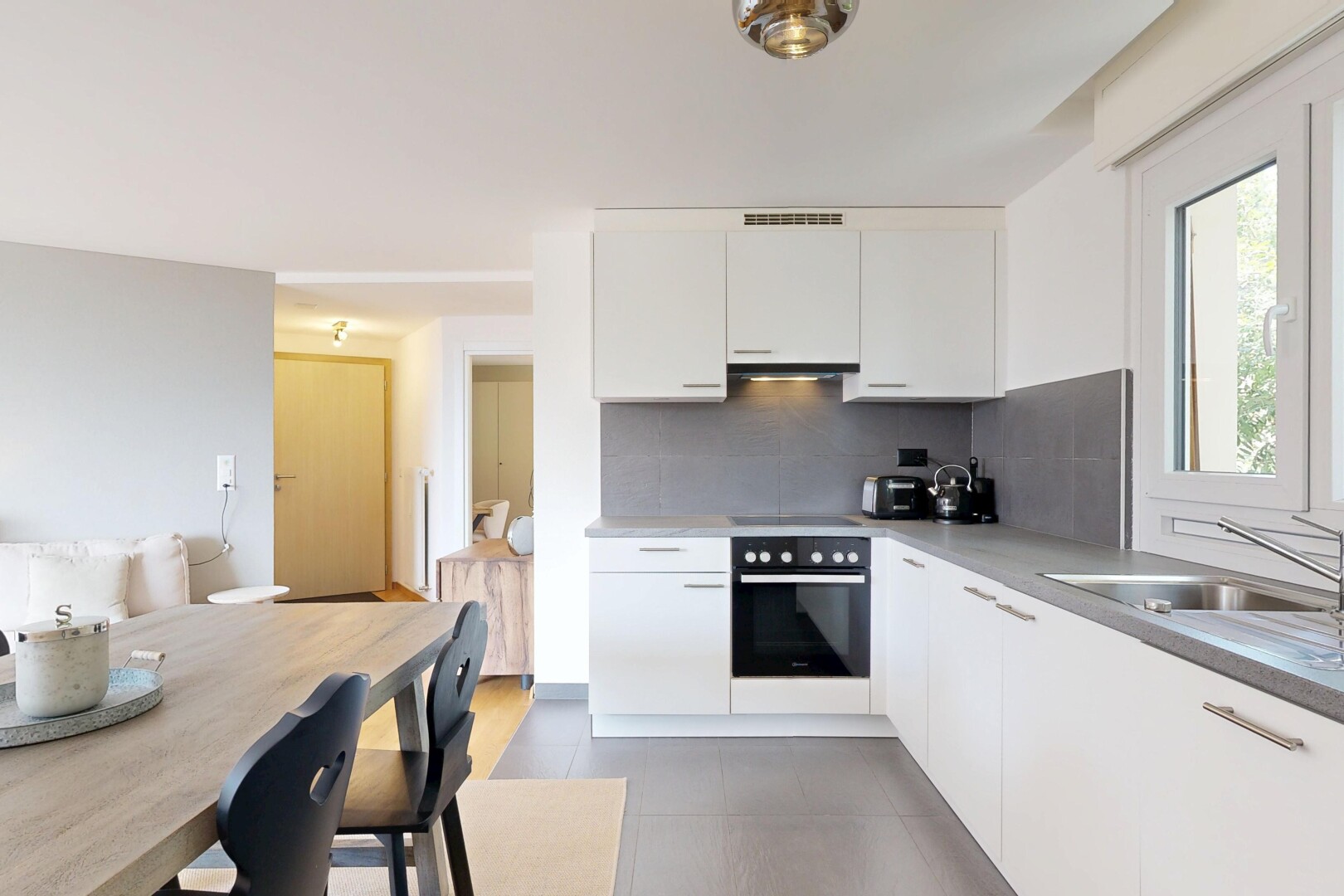 cuisine avec backsplash, dosseret, armoires blanches, natural light, et lumière naturelle