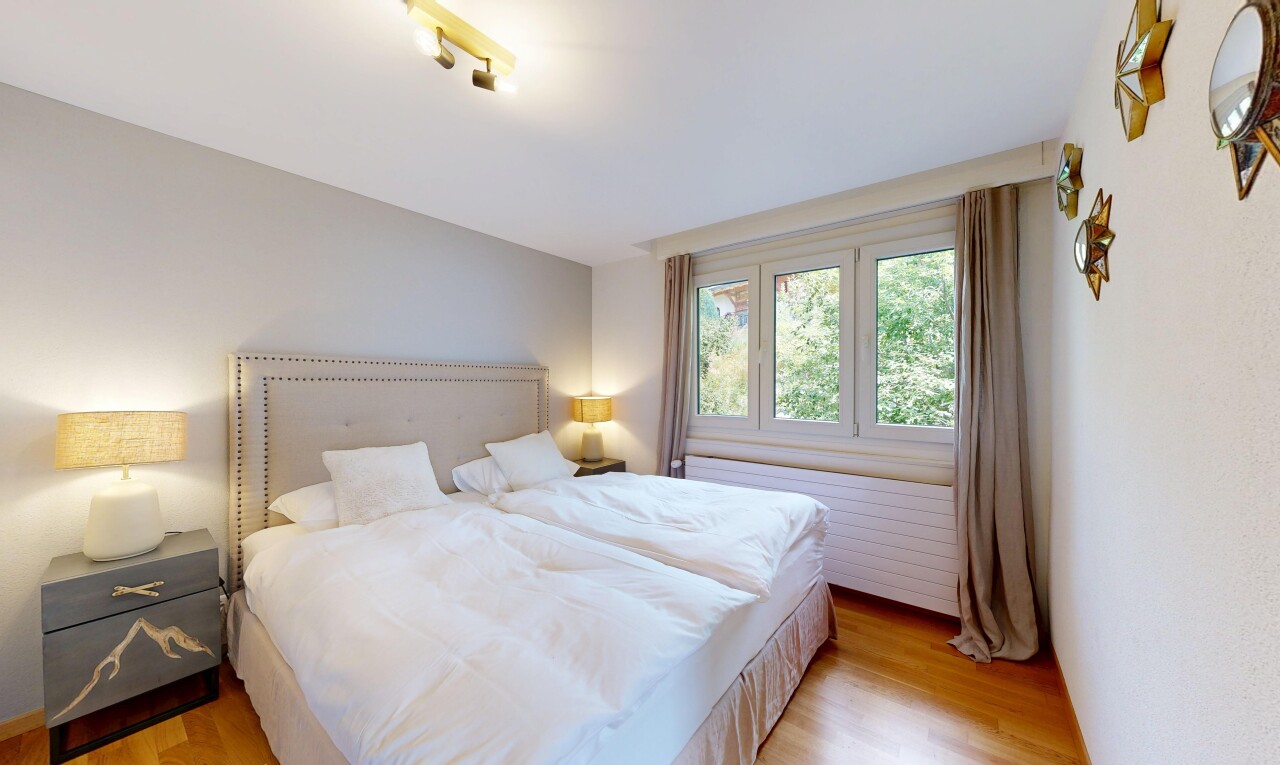 chambre avec wood finish floor, sol en finition bois, inside property, natural light, et lumière naturelle