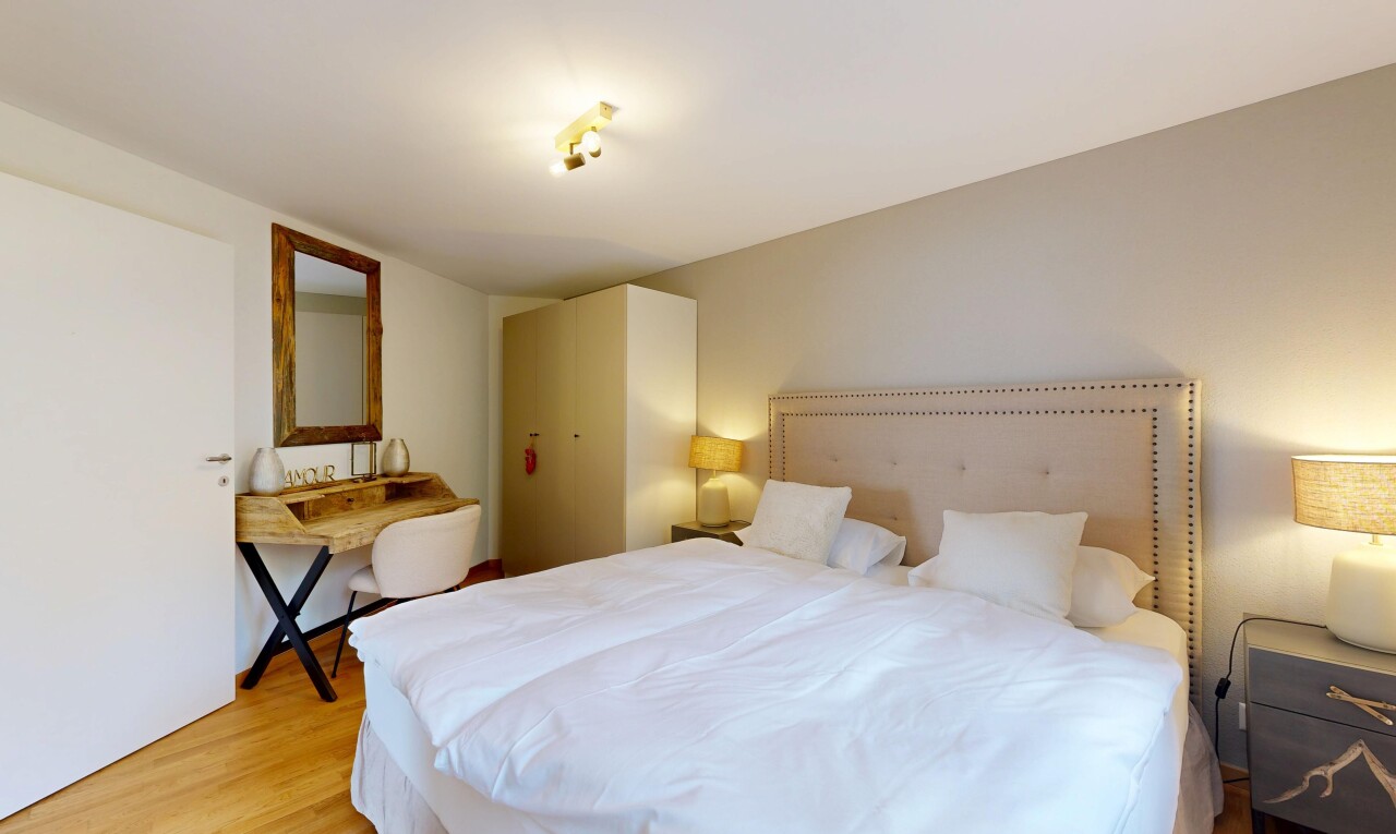 chambre avec inside property, drywall, cloison sèche, wood finish floor, et sol en finition bois