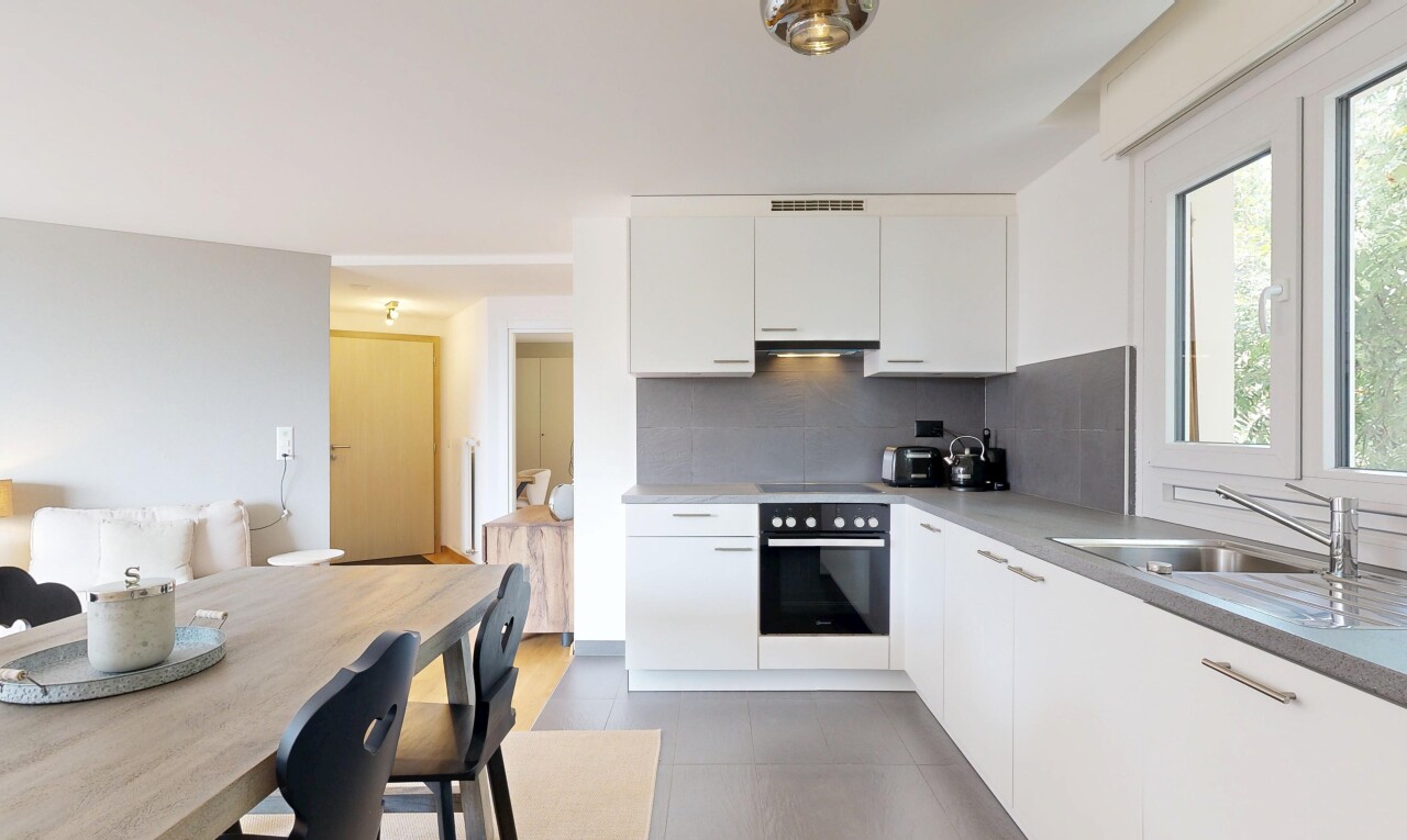 cuisine avec backsplash, dosseret, armoires blanches, natural light, et lumière naturelle
