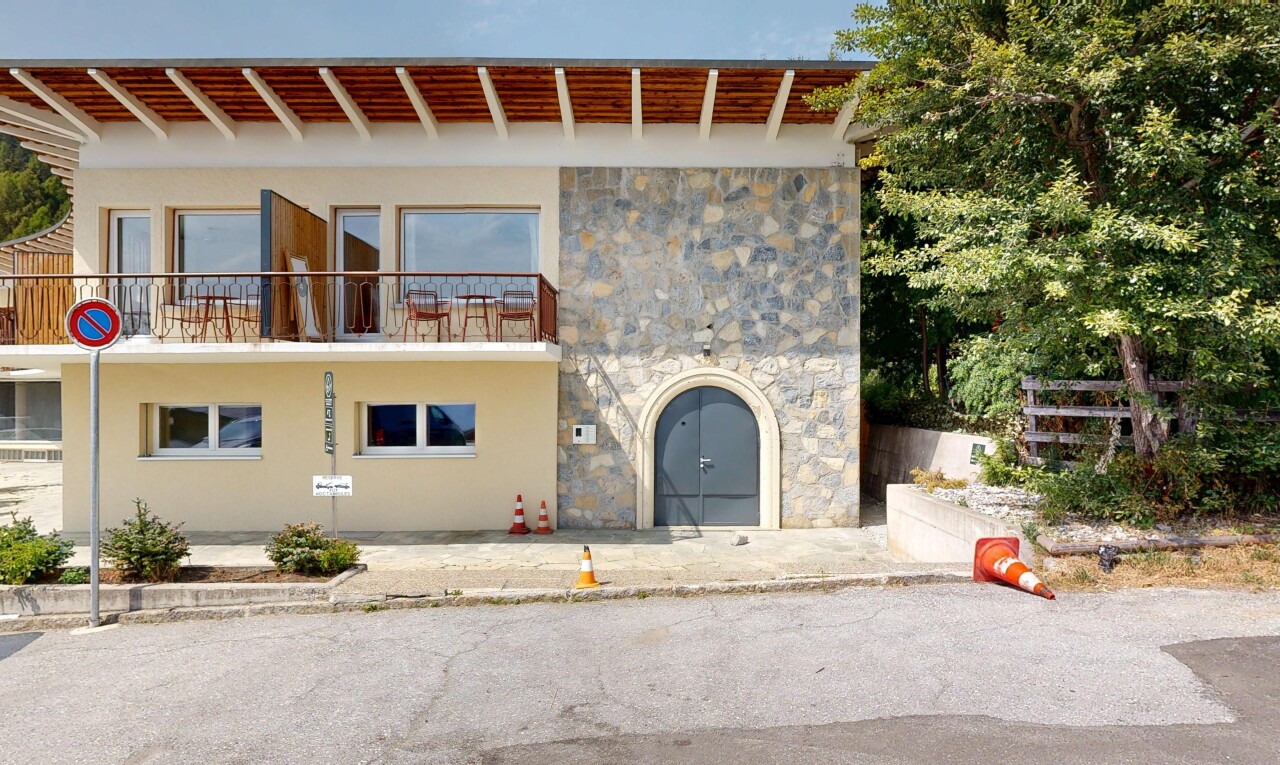 façade avec bardage en pierre, day time, bardage en stuc, balcon, et property visible